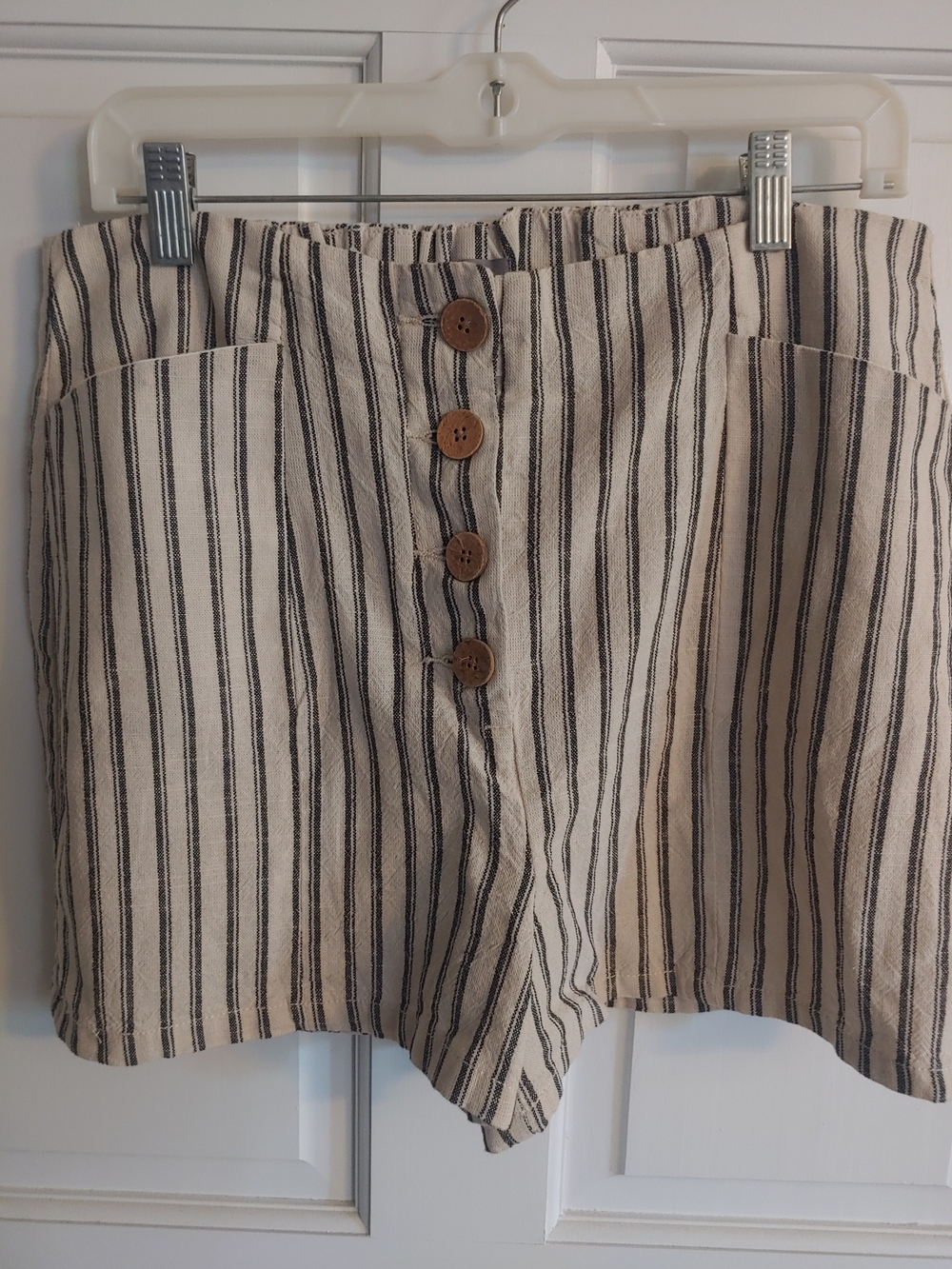 Striped Button-Front Linen Blend Women’s Shorts - Cream/Black